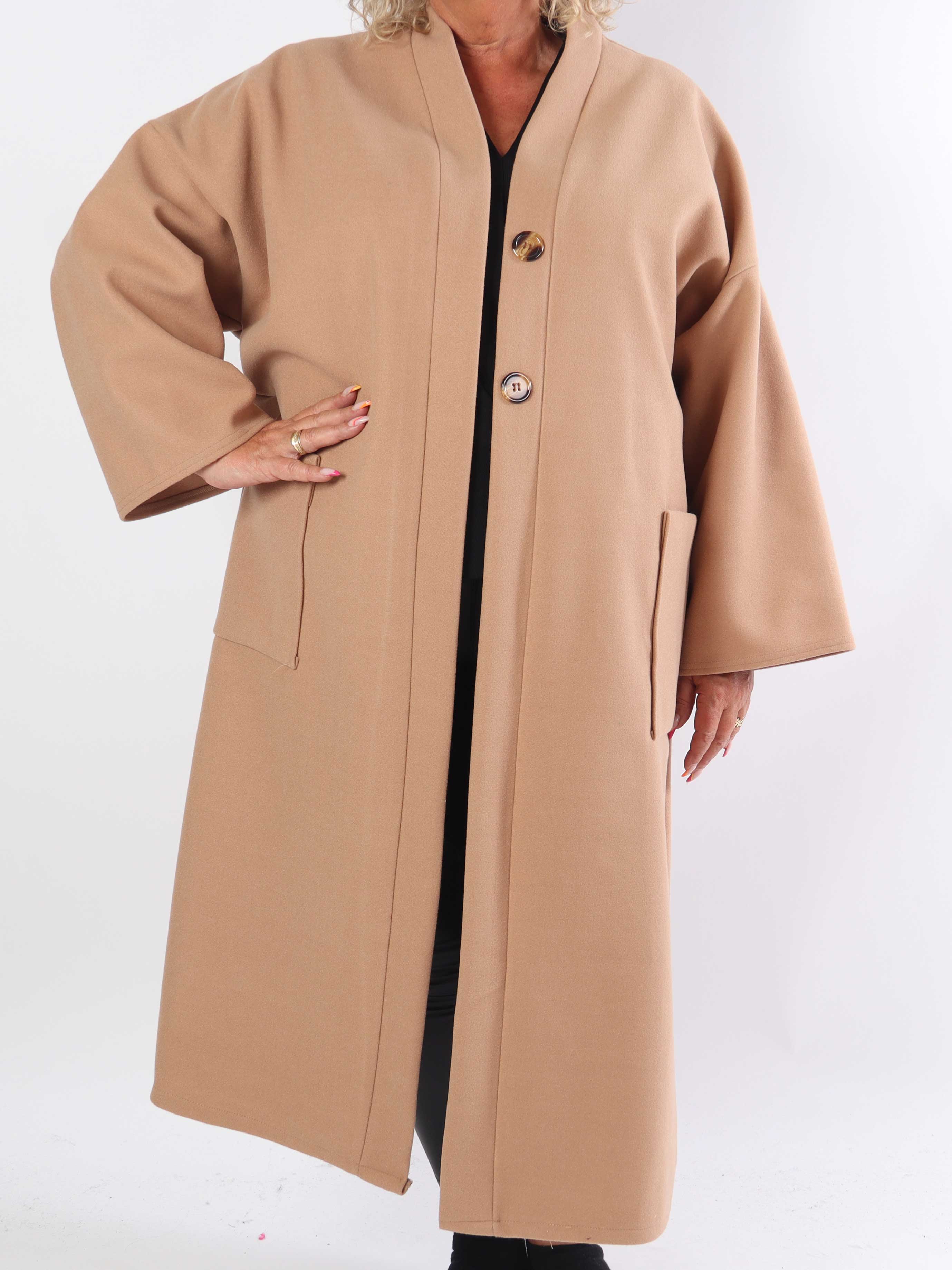 Abbelin - Lang plus size frakke med pynteknapper